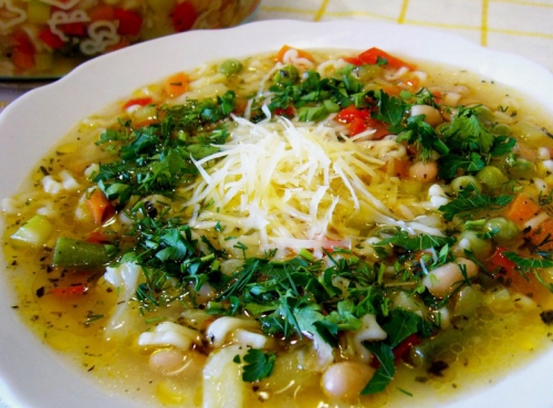 Подаємо мінестроне.