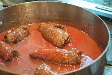 виливаємо в сковороду томатну пасту