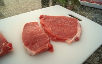 відбиваємо молотком свинину