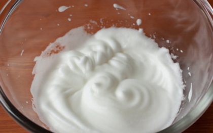 Збиваємо білки до піків