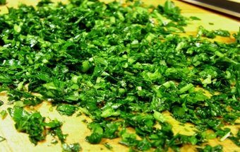 дрібно рубаємо петрушку