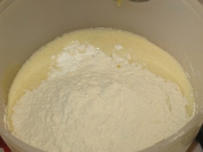 Додаємо в масу борошно