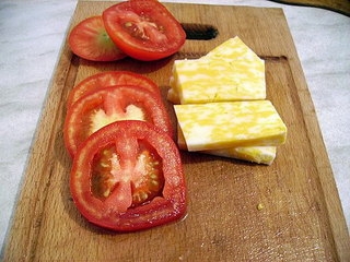 Помідори і сир