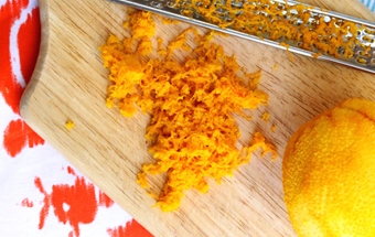 натираємо шкірку апельсина