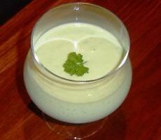 Молочний коктейль з бананом і авокадо