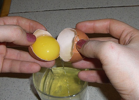 Відокремлюємо жовтки від білків