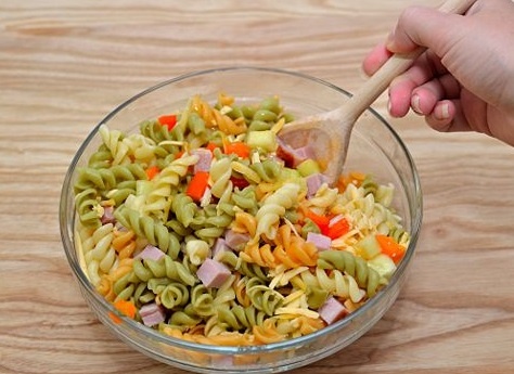 Салат в мисці