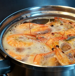 відварюємо креветки