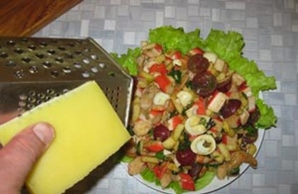 в центр викладаємо салат і посипаємо сиром