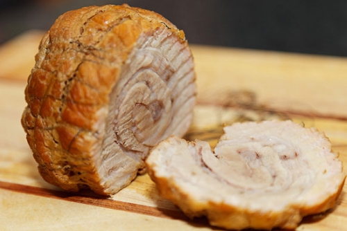 Нарізаємо на шматочки свинячий кулька