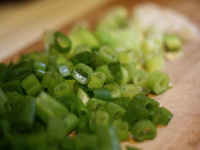 нашатковану цибулю