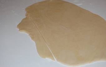 розкачуємо тісто і відрізаємо один край