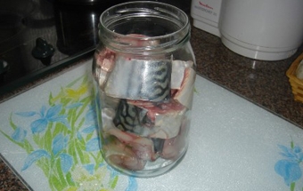 викладаємо рибу в банку