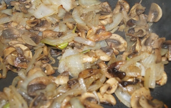 смажимо цибулю з грибами