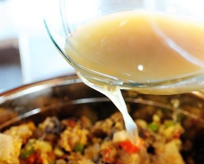 додаємо курячий бульйон