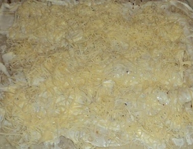 лаваш Змащуємо сметаною і посипаємо сиром