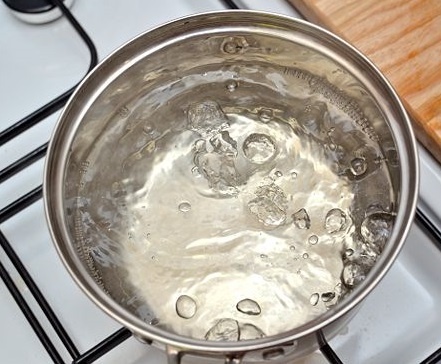 кипляча вода в каструлі