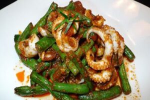 Смажений восьминіг зі стручковою квасолею