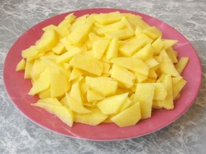 нарізаємо картоплю