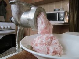 пропускаємо м'ясо курки через м'ясорубку