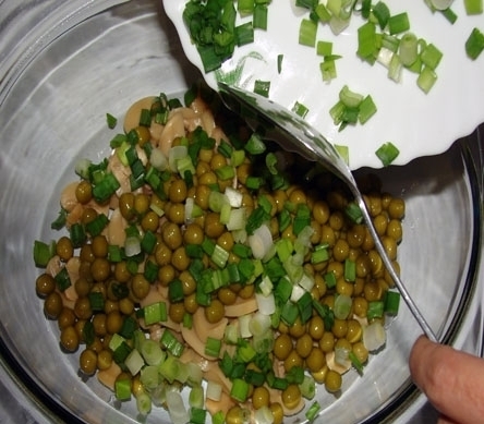 змішуємо всі інгредієнти салату