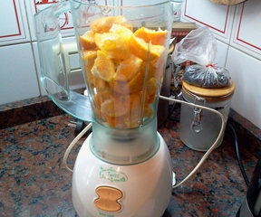 у блендері подрібнюємо апельсин