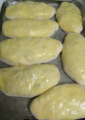 змащуємо пиріжки яйцем