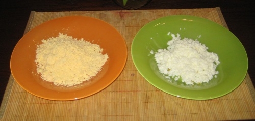 Подрібнюємо окремо жовтки і білки