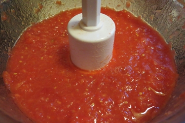 подрібнюємо помідори в блендері