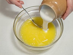 у вершкове масло додаємо сметану