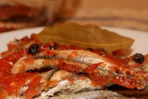 Анчоуси з часниковим соусом