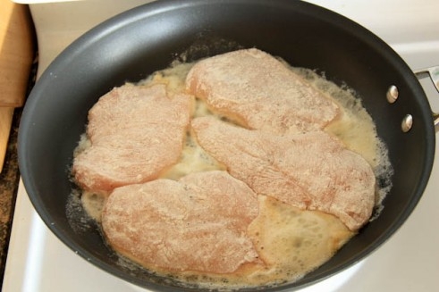 перекладаємо курячі грудки в сковороду