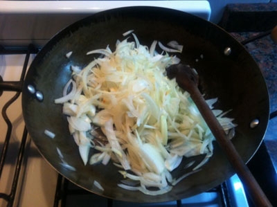 лук у сковороді