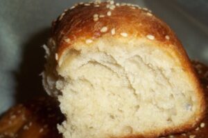 Молочний картопляний хліб з кунжутом