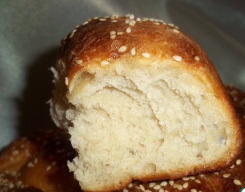 готовий молочний хліб з картоплею і кунжутом