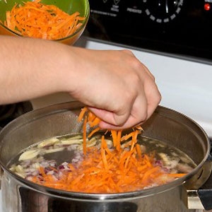 викладаємо в каструлю моркву і цибулю