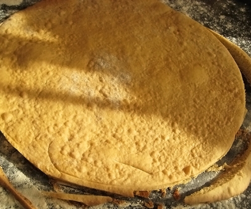 обрізаємо коржі