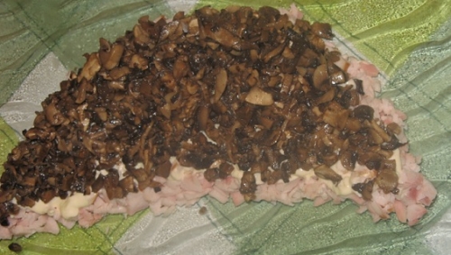 Викладаємо салат шарами