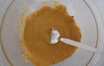 перемішуємо майонез з куркумою, лимонним соком і бульйоном