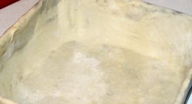 перший пласт викладаємо у форму