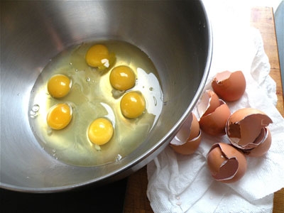 яйця в мисці