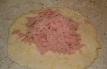 Коржик з ковбасою