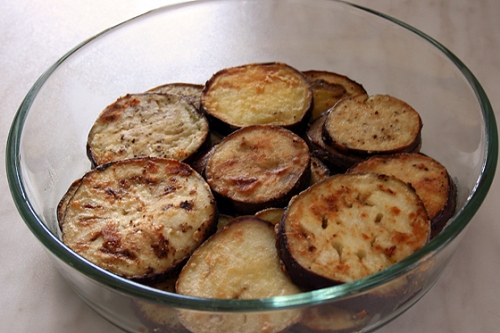 перекладаємо баклажани в форму