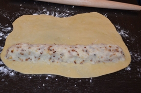 викладаємо на тісто начинку