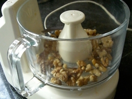 волоські горіхи подрібнюємо в блендері