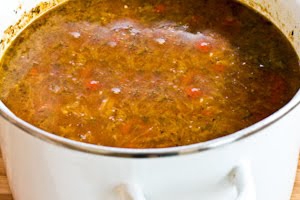 викладаємо всі інгредієнти в каструлю з водою