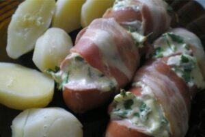 Сардельки, фаршировані сиром в беконі