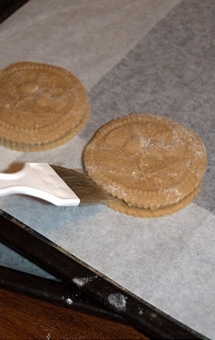 змащуємо поглиблення між тестовими кружечками яйцем