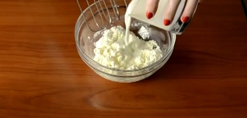 змішуємо сир і вершки