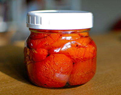 Зберігаємо в'ялені помідори в банках